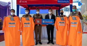 ตำรวจ สน.โชคชัย ขอบคุณทิพยประกันภัยมอบเสื้อกันฝน 100 ตัว