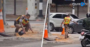 ชื่นชม ตร.ช่วยตักทรายกลบหลุมถนน หวั่นชาวบ้านได้รับอุบัติเหตุ