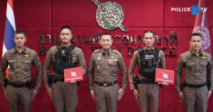 ผบ.ตร. มอบรางวัลแก่ 2 ตำรวจ สน.สุทธิสาร เข้าระงับเหตุชายคลุ้มคลั่งบริเวณซอยรัชดา 16